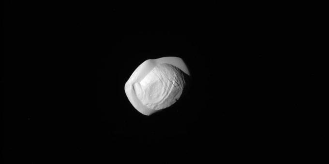 spațiu Foto: pe orbita lui Saturn găluște lui
