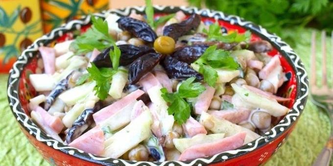 Salata cu prune uscate, șuncă și mazăre verde