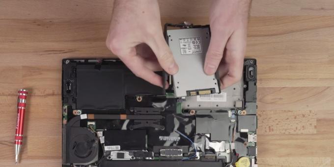 Cum să conectați un SSD la un laptop: puneți suporturile pe o unitate nouă