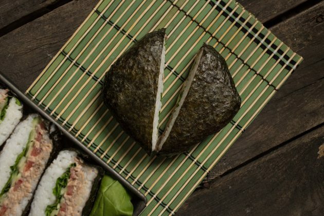 Sandwich clasic de sushi onigirazu: scoateți folia și împărțiți onigirazu în jumătate