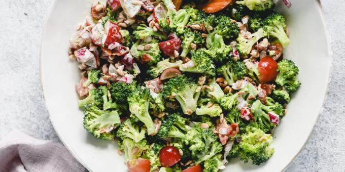 Salata de rețetă cu broccoli, bacon, ceapa, struguri și semințe de floarea soarelui