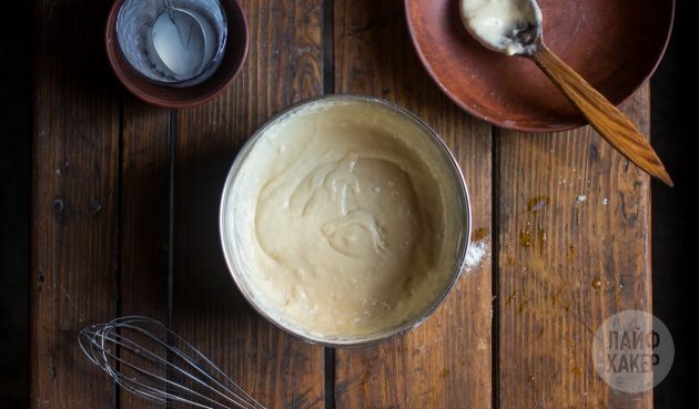 Cum se face o plăcintă rapidă cu cireșe cu iaurt: combinați ingredientele uscate cu lichide