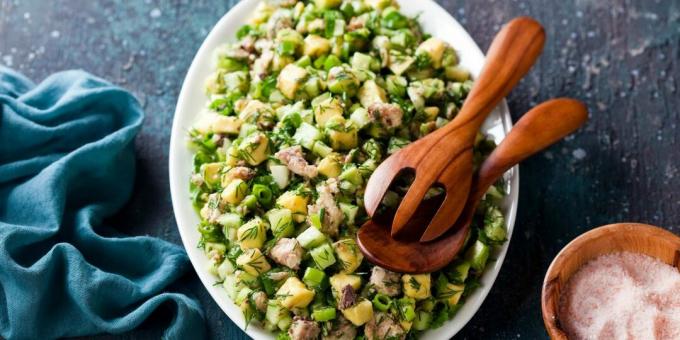 Salată cu conserve de pește, castraveți și avocado