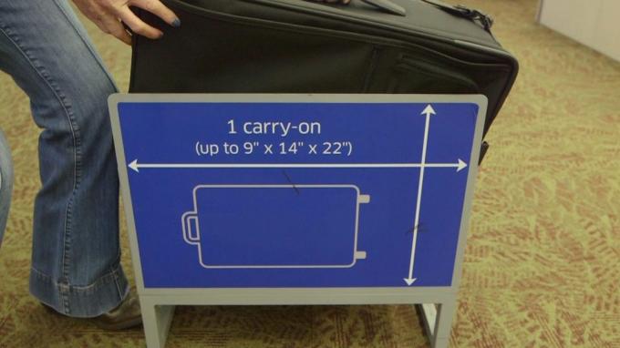 Mărimea bagajelor de mână pe planul: rama de dimensiuni pungi de verificare