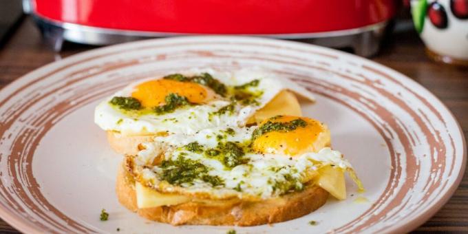 Ouă cu pesto - un mic dejun grozav în 5 minute