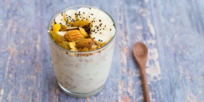 ce să mănânce înainte de un antrenament: iaurt cu nuci și banane