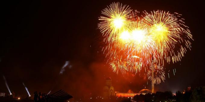 program de divertisment în timpul sărbătorilor de mai: a se vedea focurile de artificii