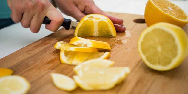 Limonadă de cireșe: spălați lămâia și portocalele