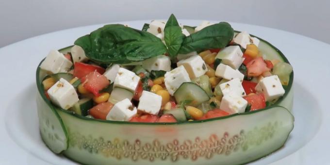 Salata de castraveți, roșii și brânză feta și porumb cu sos de soia
