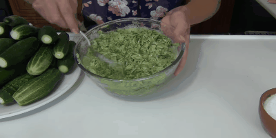 castraveți Rețetă castravete: Adăugați legume razatoare sare și se amestecă bine