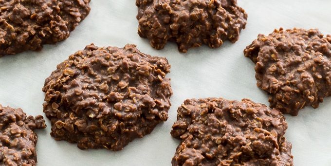 Ciocolata fulgi de ovăz cookie-uri cu unt de arahide fara coacere