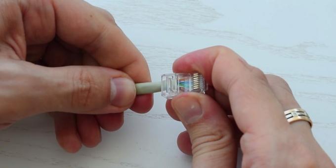 Cum sertizați un cablu cu pereche răsucită: glisați pe conector