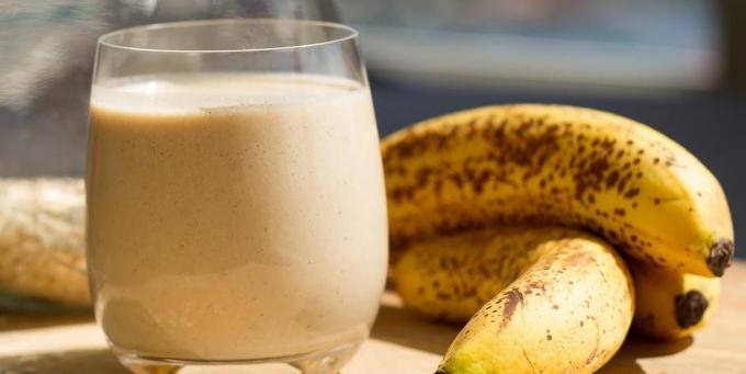 Smoothie cu banane, fulgi de ovăz și unt de arahide