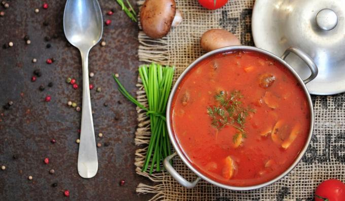 Supă de roșii cu pui, varză și ciuperci