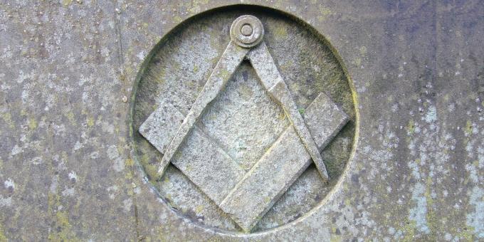 Cine sunt francmasonii: busola și pătratul - semnul masonic în sala din Lancaster