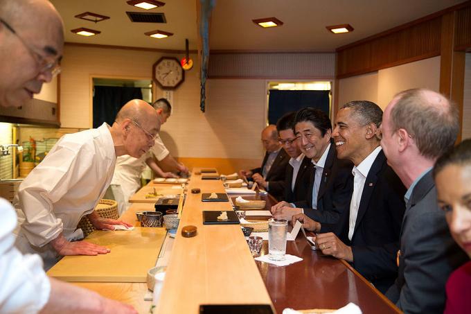 Jiro Ono și Barack Obama. De Casa Albă din Washington, DC - P042314PS-0082, Domeniul Public, https://commons.wikimedia.org/w/index.php? curid = 34426375