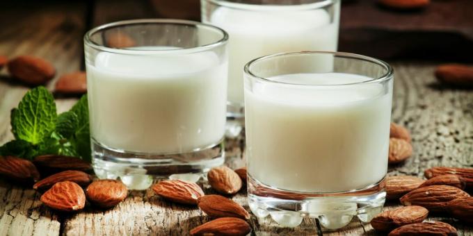 Băuturi sănătoase înainte de culcare: lapte de migdale