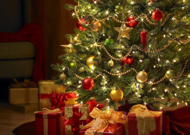 Decorarea unui pom de Crăciun: mingi și beteală