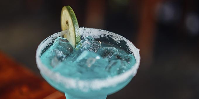 cocktail-uri alcoolice Classic: Blue Lagoon