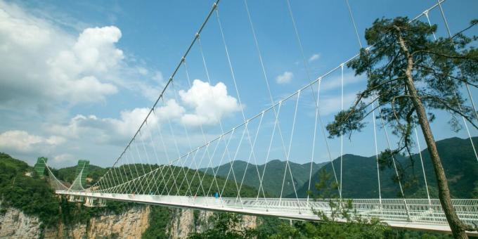 Cele mai înfricoșătoare poduri: podul de sticlă Zhangjiajie