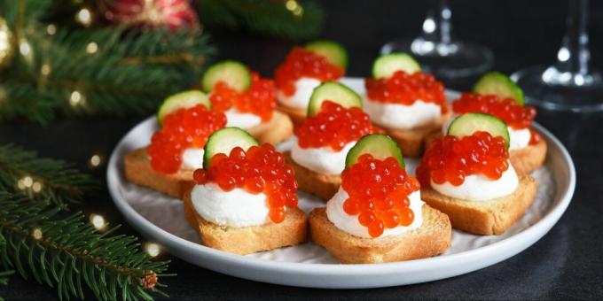 Sandvișuri cu caviar roșu și castraveți