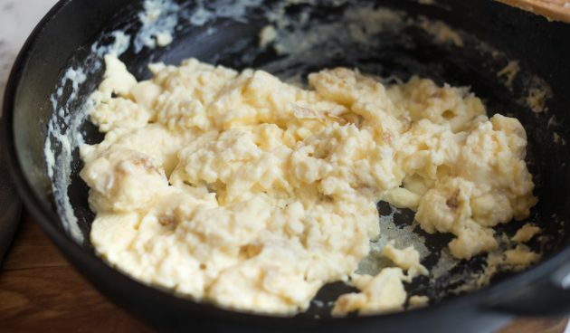 Quesadillas cu brânză, Everch, muștar și ouă amestecate: faceți ouă amestecate