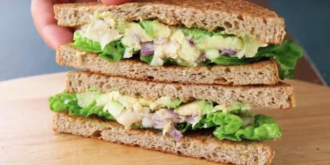 Rețete: Sandwich cu fasole, ceapa, castraveti si avocado