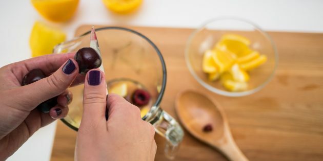 Cum se face limonada de cireșe: se adaugă fructe de pădure