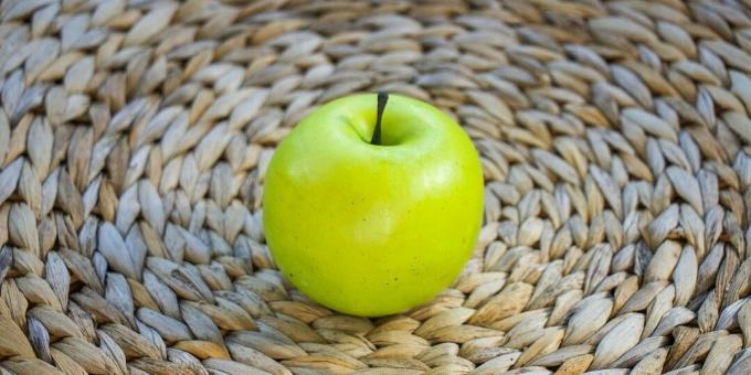 Cum să scapi de mirosul de usturoi și ceapă din gură: mănâncă un măr