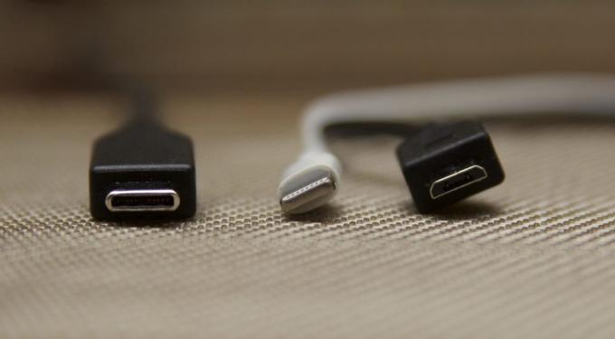 De la stânga la dreapta: USB tip C, fulger, micro USB