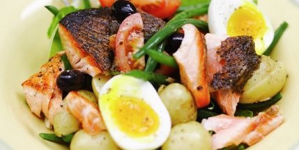 Salata „Nicoise“ cu somon