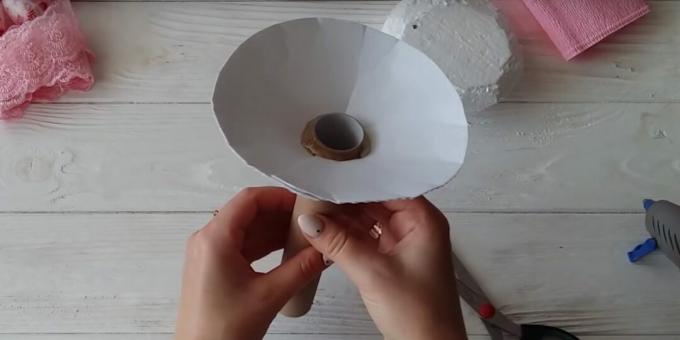 Cum se face un buchet de dulciuri: fixați tubul