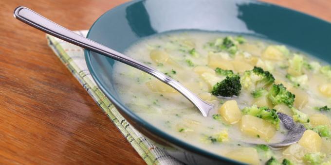 supe de legume: supa cu broccoli, cartofi si parmezan