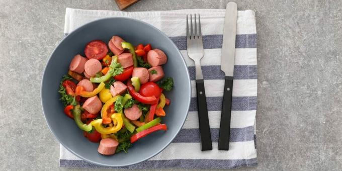Salată cu cârnați, roșii și ardei gras