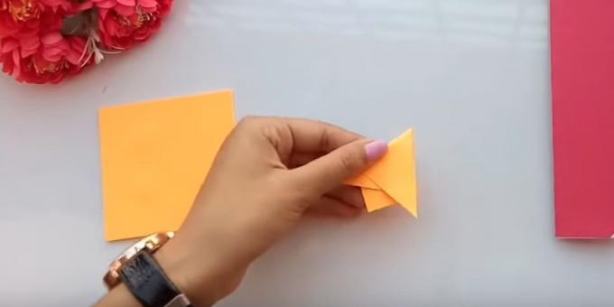 Tăiați hârtia de trei culori diferite, două pătrate identice mici
