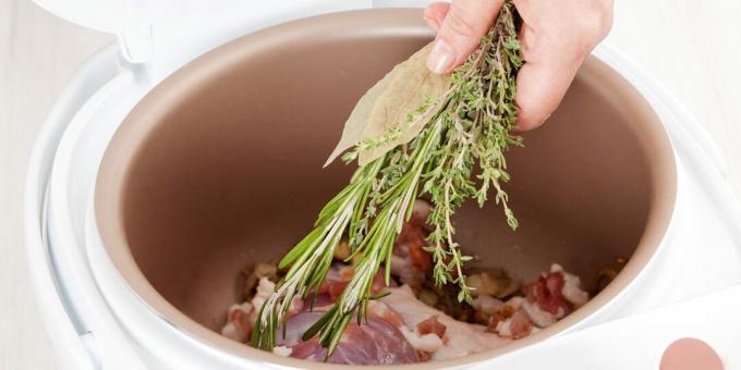 Cât de gătit carne de vită într-un aragaz lent: adăugați condimente