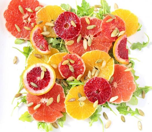 Vitamina salata cu portocale, rucola și semințe de dovleac