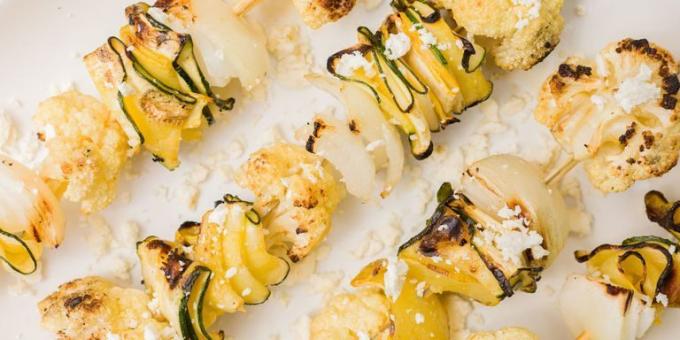 Aperitive Zucchini: Kebab cu conopidă și feta