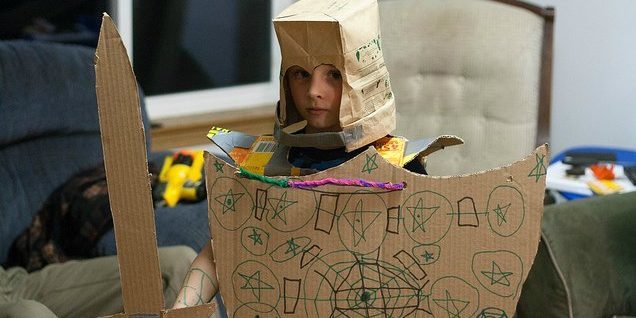 Pentru copii ziua de nastere: marca de blocare și săbii din cutii de carton