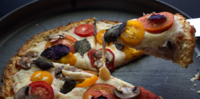 Pizza conopidă cu conținut scăzut de calorii, cu ciuperci și busuioc