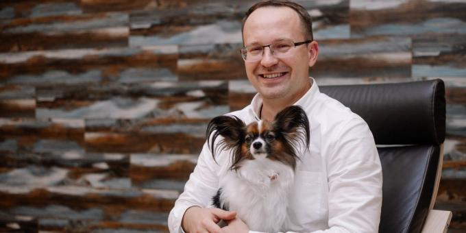 Fondatorul localizare joc de studio INLINGO Pavel Tokarev de birou pentru câini