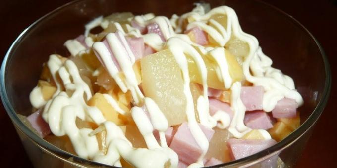 Salată de șuncă, brânză și ananas: o rețetă simplă