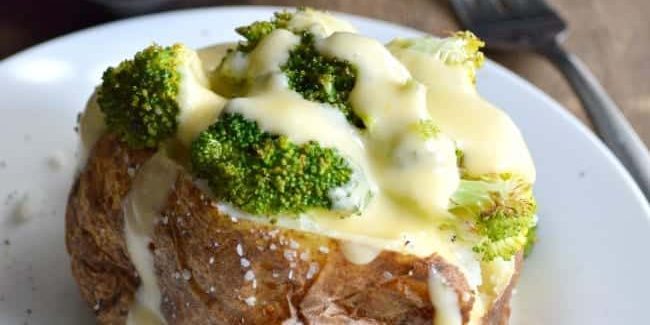 Cartofi copti cu sos de branza broccoli