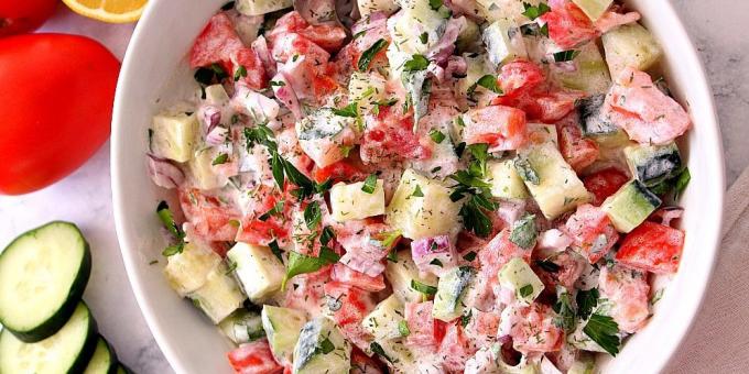 Salata cu castraveți și roșii cu ceapă și sos de smântână