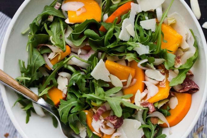 Reteta: iarna salate sănătoase cu curmale - cu migdale și parmezan