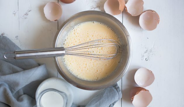 Quesadillas cu brânză, Everch, muștar și ouă amestecate: Bateți ouăle, sarea și laptele pentru omleta