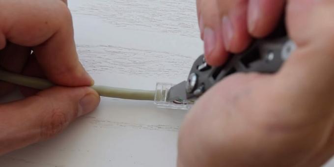 Cum sertizați un cablu cu pereche răsucită: fixați conectorul
