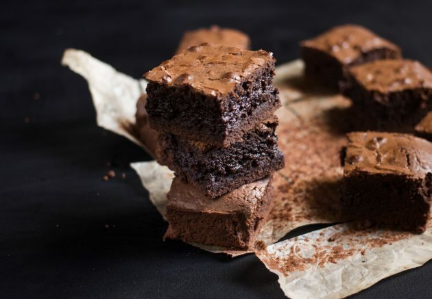 rețetă brownie de ciocolată: feliați produsele coapte după răcire completă