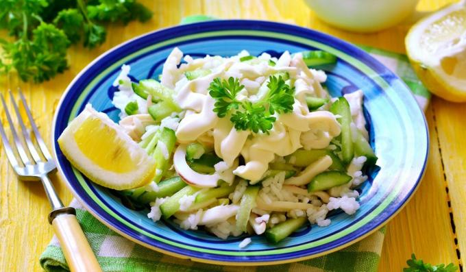 Salată cu calmar, orez și castraveți proaspeți