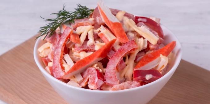 Salata cu bastoane crab, roșii, brânză și piper